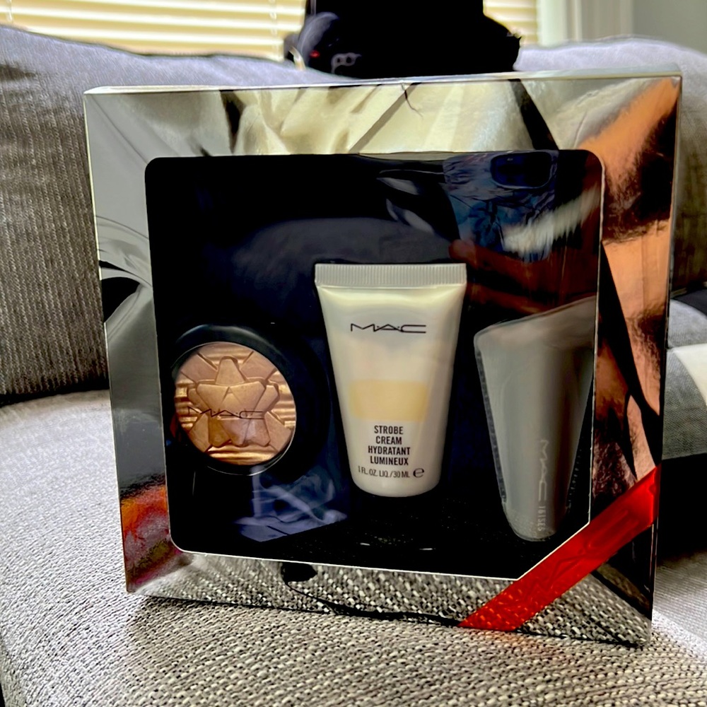 Mac’s Shiny Pretty Thing Glow Getter in Gold!